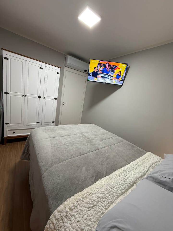 TWEEPERSOONSBED 
AIRCONDITIONING
RUIMTEVERWARMING  
40-INCH TV MET 200 KANALEN EN FILMPAKKET
STRIJKIJZER 
STRIJKPLANK 
BEDDENGOED EN BADHANDDOEK
VERDUISTERENDE ZONWERING
