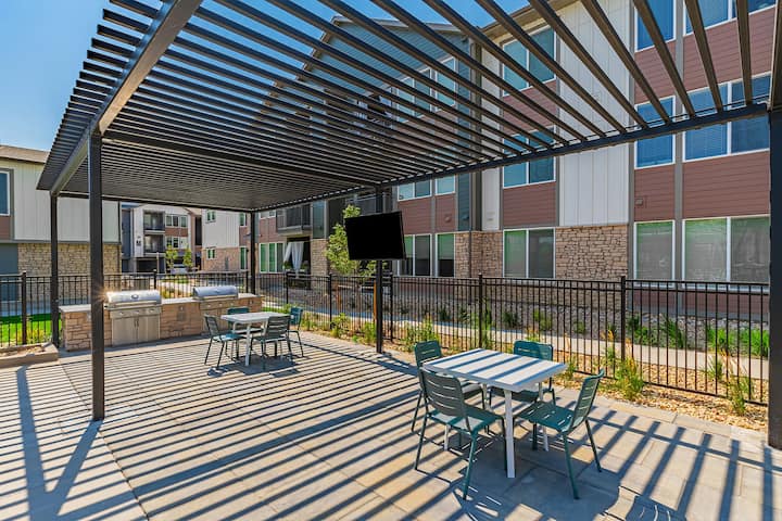 Landing | Chic 2BD, Clubhouse, Gym - Apartments for Rent in
