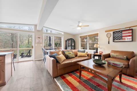 Popular Airbnb listing: Pet friendly•Walk to Dining+Large Deck & Fire Pit in Glens Falls
