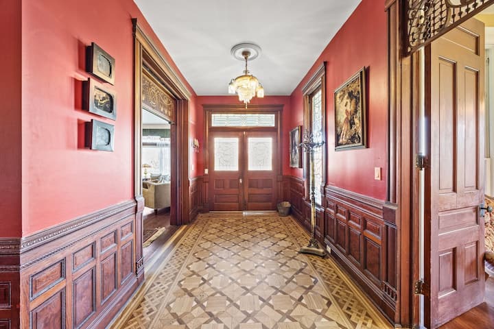 Luxurious Historic 1880 Queen Anne Mansion - Taylor, TX