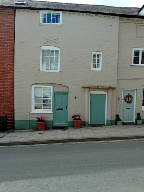 Popular Airbnb listing: Henry’s on Old Street. Unique, elegant cottage in Ludlow
