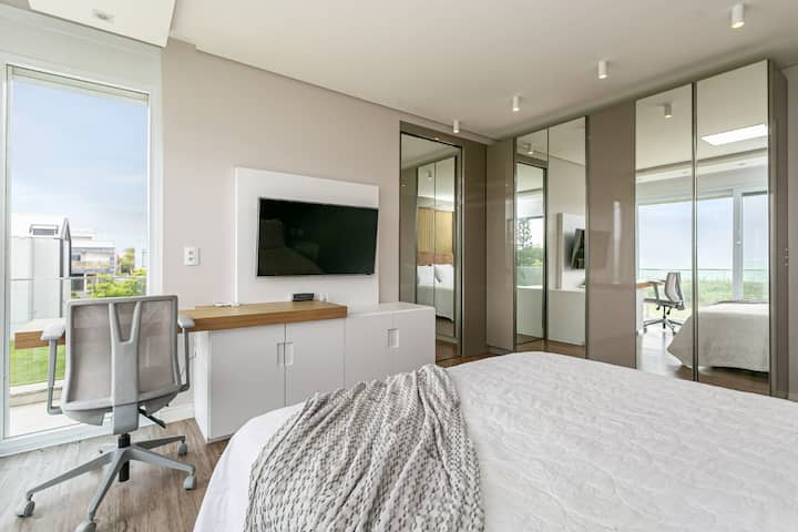 جناح رئيسي. يحتوي على خزانة وتلفزيون ومكتب عمل 