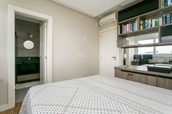 غرفة جناح، تطل على البحر، وطاولة لاستخدام الكمبيوتر المحمول (مكتب عمل منزلي) 