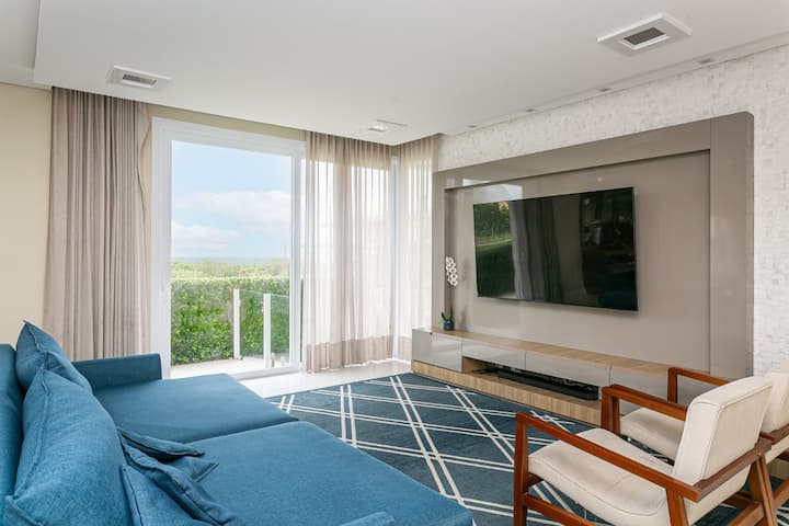 غرفة طعام/معيشة واسعة. 