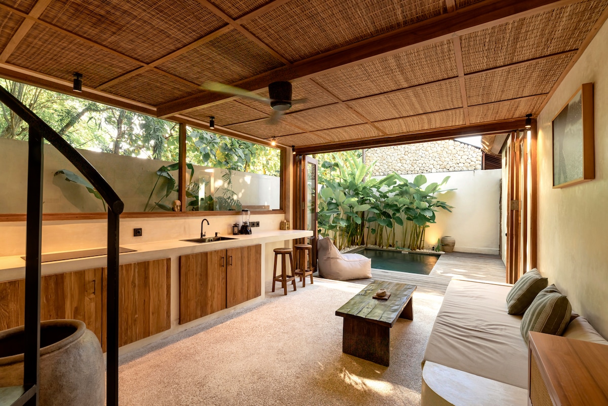 Villa in South Kuta · ★4.0 · 1 bedroom · 1 bed · 1 private bath, comparable Airbnb