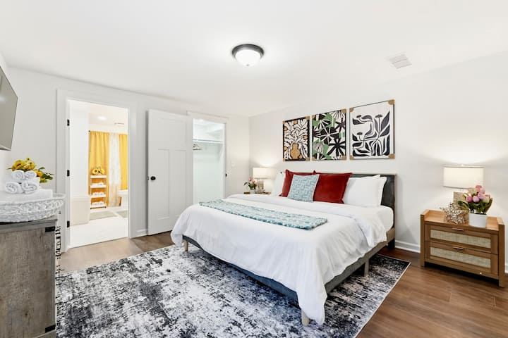 Hatimaye, chumba cha kulala cha chini kina mpangilio mzuri wa rangi, wenye vivutio vya asili, kitanda cha king na televisheni janja inayotumia Roku. Chumba hiki kinajumuisha taulo 2 za mwili mzima, vitambaa 2 vya kuosha na taulo 2 za mikono kwa ajili ya ukaaji wako.