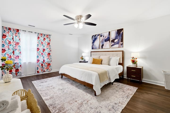 Chumba cha kulala cha ngazi ya pili chenye starehe kilicho na kitanda aina ya king, televisheni janja inayotumia Roku na kilicho mwishoni mwa ukumbi kuelekea kushoto juu ya ngazi. Chumba hiki kinajumuisha taulo 2 za mwili mzima, vitambaa 2 vya kuosha na taulo 2 za mikono kwa ajili ya ukaaji wako.