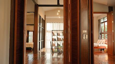 New Thai-style 3-bedroom villa in central Bangkok & complimentary airport pick-up service for bookin