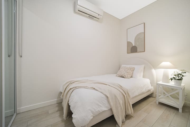 Ropa de cama de calidad hotelera, colchón premium y amplio espacio de almacenamiento en el armario, diseñados para un sueño reparador y estancias cómodas a largo plazo.

¡Un refugio tranquilo después de días de trabajo ajetreados para profesionales que se quedan semanas a la vez, viajeros o una escapada de fin de semana!