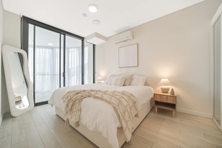 Ropa de cama de calidad hotelera, colchón tamaño king de primera calidad y amplio espacio de almacenamiento en el armario, diseñados para un sueño reparador y estancias cómodas a largo plazo.

¡Un refugio tranquilo después de los días de trabajo para profesionales que se quedan semanas a la vez, viajeros o una escapada de fin de semana!