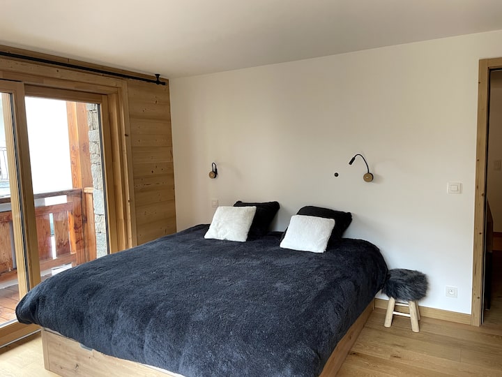 ამ მთავარ ლუქს‑კლასის ნომერში არის 180 სმ‑იანი საწოლი, საკუთარი სააბაზანო და სათავსო კარადები.
Ზეწრები მოწოდებულია