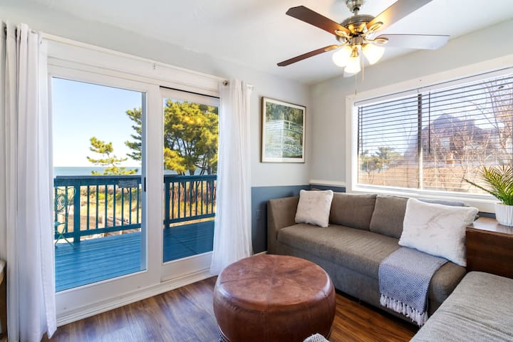 Coastal 2br Stay W/ Balcony - Hampton, VA
