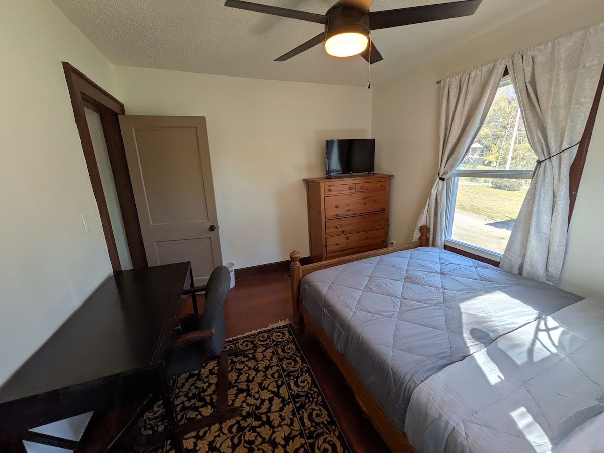 “lotus” private bedroom with shared bathroom – Photo 1