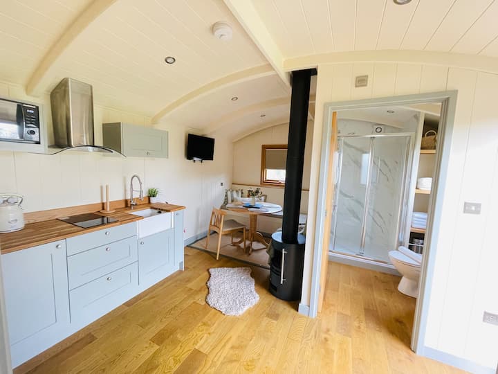 Two Bed Shepherds Hut With Ensuite And Hot Tub - Lutterworth