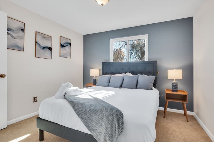El dormitorio 3 ofrece una acogedora cama tamaño queen con ropa de cama suave, creando un espacio tranquilo para relajarse y disfrutar de una noche de sueño reparador.