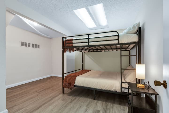 El dormitorio 6 cuenta con una litera tamaño queen, que ofrece un espacio cómodo y elegante que es perfecto para que las familias o grupos se relajen juntos.