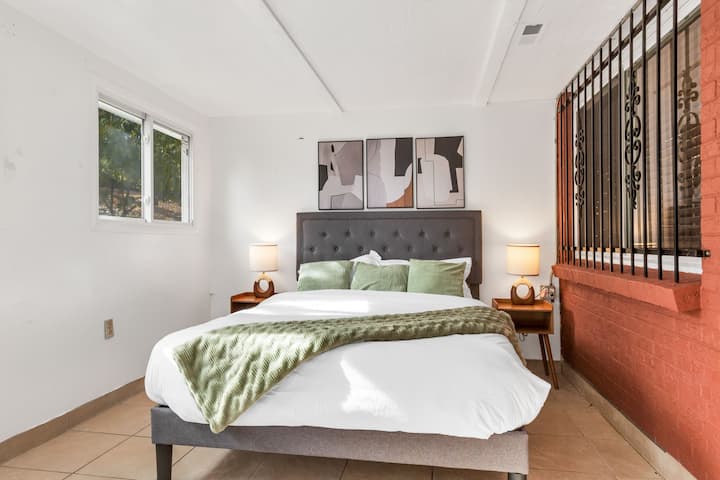 El dormitorio 2 cuenta con una cómoda cama tamaño queen con sábanas suaves, creando un espacio acogedor y relajante para descansar y recargar energías.