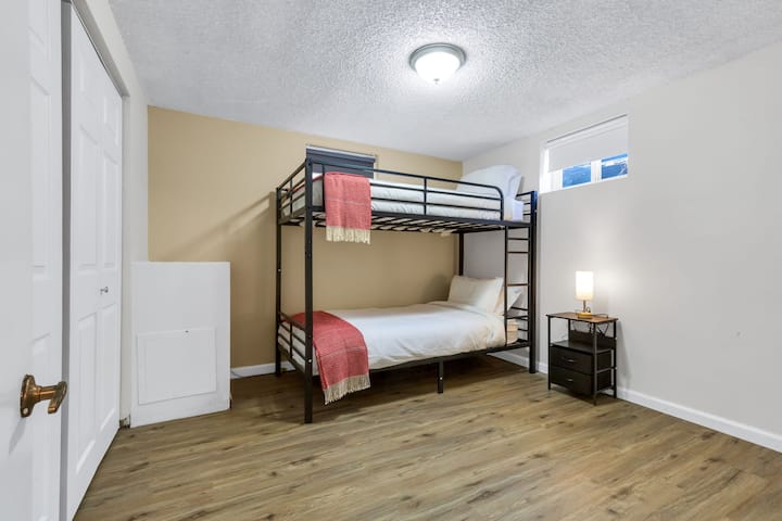 El dormitorio 5 incluye una litera individual, ideal para niños o amigos, creando un espacio divertido y cómodo para relajarse y descansar.