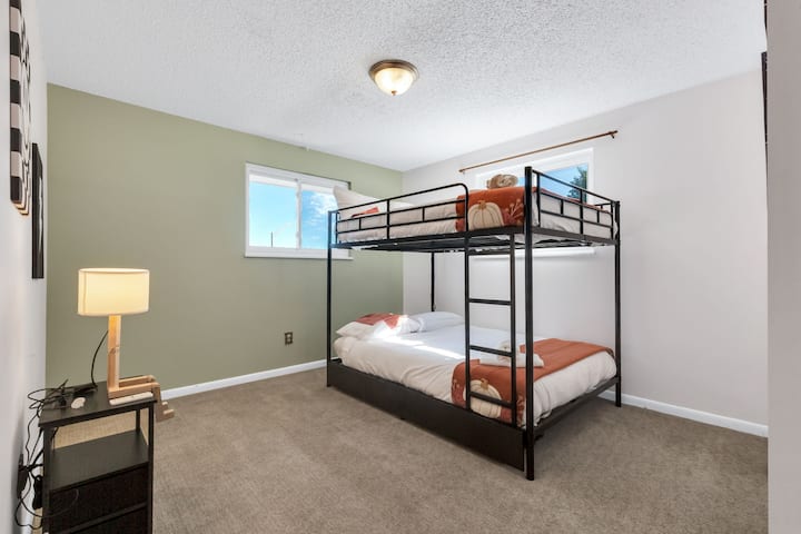 El dormitorio 4 cuenta con una litera tamaño queen, perfecta para familias o grupos, que ofrece comodidad y diversión en un espacio elegante y acogedor.