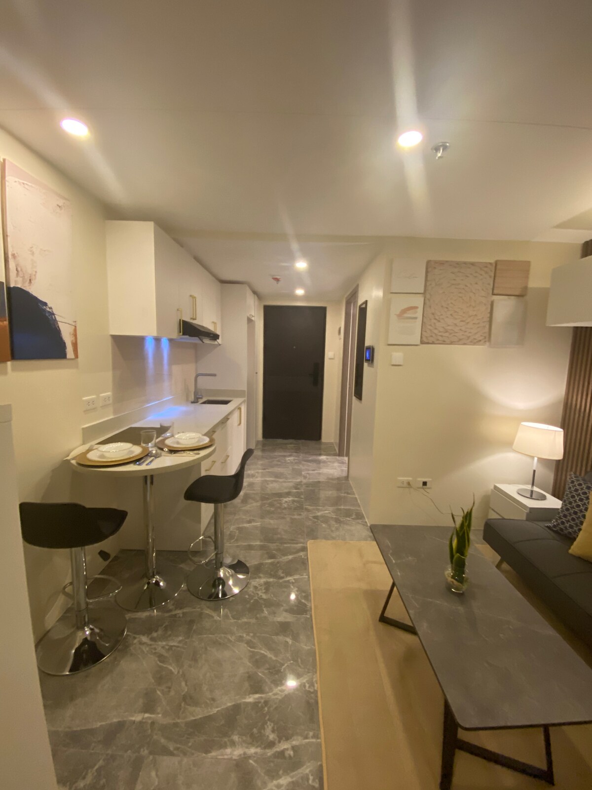 غرفة معيشة مقسمة مريحة مع منطقة نوم مميزة لإحساس أكثر شبهاً بالمنزل. 