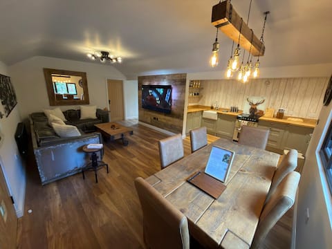 Popular Airbnb listing: Luxury Cottage With Ancient Woodland Surrounds in Guildford