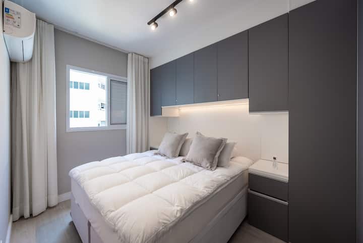 غرفة مريحة ومجهزة تجهيزًا جيدًا، مع سرير بحجم كوين مع مرتبة عالية الجودة ووسادة علوية لمزيد من الراحة، وتكييف الهواء، وستائر تعتيم، ومساحة لتخزين الملابس، بالإضافة إلى الفراش.
