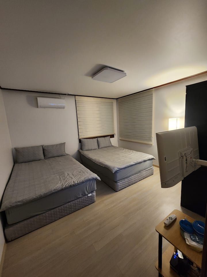 Hiki ni chumba cha kulala cha kwanza chenye vitanda 2 vya kifalme. Ni chumba kikuu na kina sehemu nzuri kwa watu 4 kulala na kinahakikisha usingizi wa usiku wa starehe na vitanda na matandiko ya nyota 5.

Unaweza kujisikia baridi na kupendeza wakati wa kiangazi na joto na starehe wakati wa baridi kupitia dirisha.