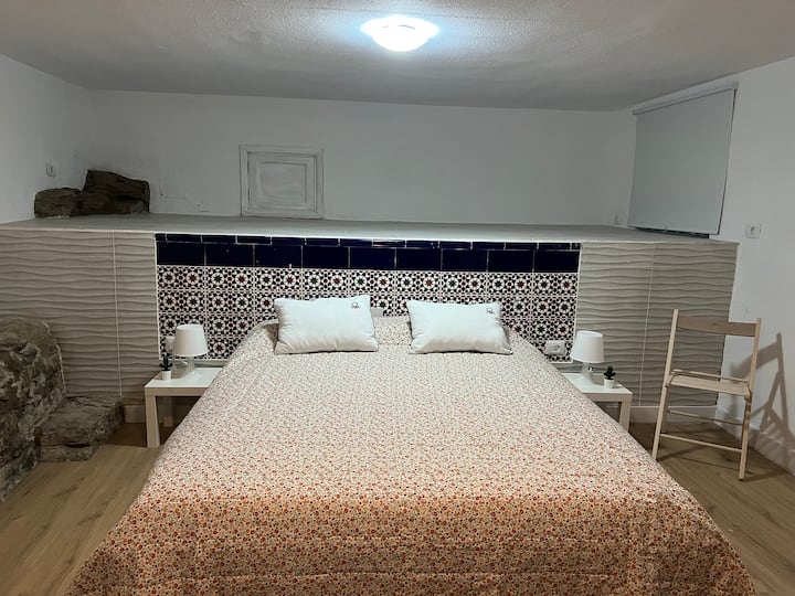 Dormitorio principal con cama de matrimonio de 1,60m x 2m