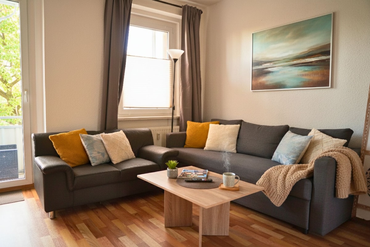 En la acogedora sala de estar con tres sofás, uno de los cuales es un sofá cama, tienes acceso al balcón, puedes relajarte o ver una película juntos en el televisor inteligente grande.