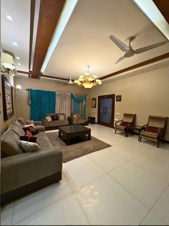 Sala compartida disponible para todos los huéspedes en 230-J, Block J DHA Phase 5, Lahore. Amplia, totalmente amueblada y muy bien cuidada, en una de las ubicaciones más codiciadas de la Fase 5 de la DHA, junto al parque y justo enfrente de Block J Park.