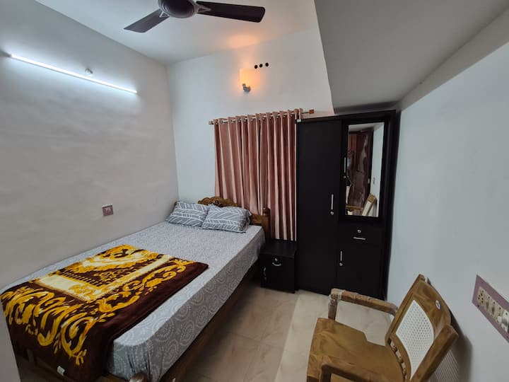 Pumzika katika chumba hiki chenye starehe kilicho na bafu, blanketi laini na vistawishi vyote muhimu kwa ajili ya ukaaji wenye starehe. Inafaa kwa ajili ya kupumzika baada ya siku ya kuchunguza.