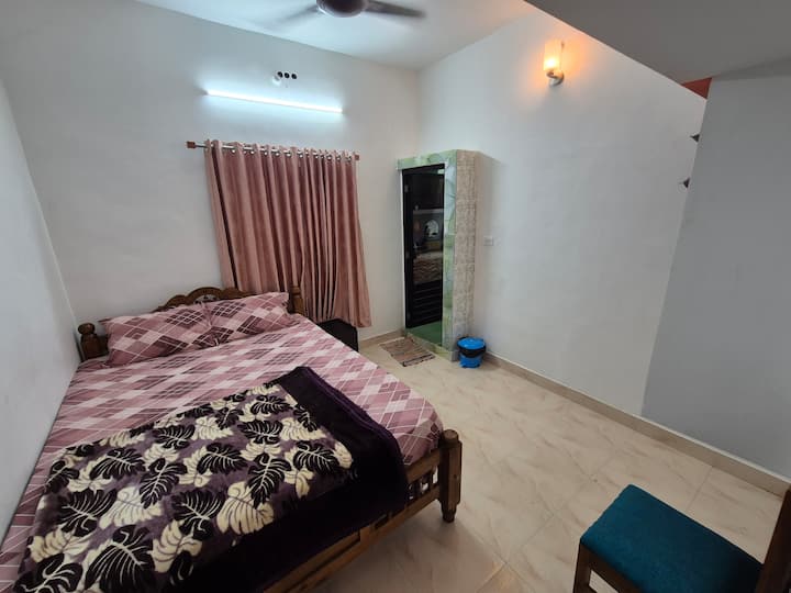 Chumba kizuri na chenye starehe kilicho na blanketi za joto, bafu lenye joto na vistawishi vya kisasa kwa ajili ya ukaaji wa kustarehesha.