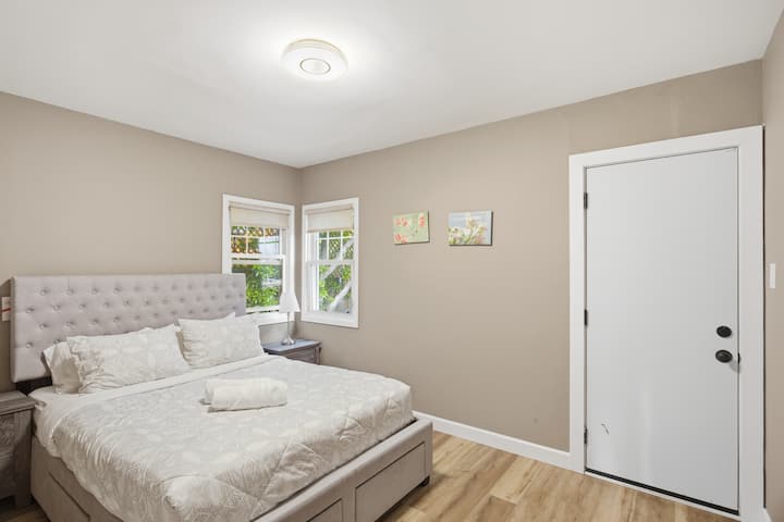 ห้องนอนที่เงียบสงบพร้อมเตียงควีนไซส์นุ่มชุ่ม ผ้าปูที่นอนสะอาด และทางเข้าส่วนตัว ที่พักผ่อนที่อบอุ่นของคุณสำหรับการนอนหลับพักผ่อนยามค่ำคืน 