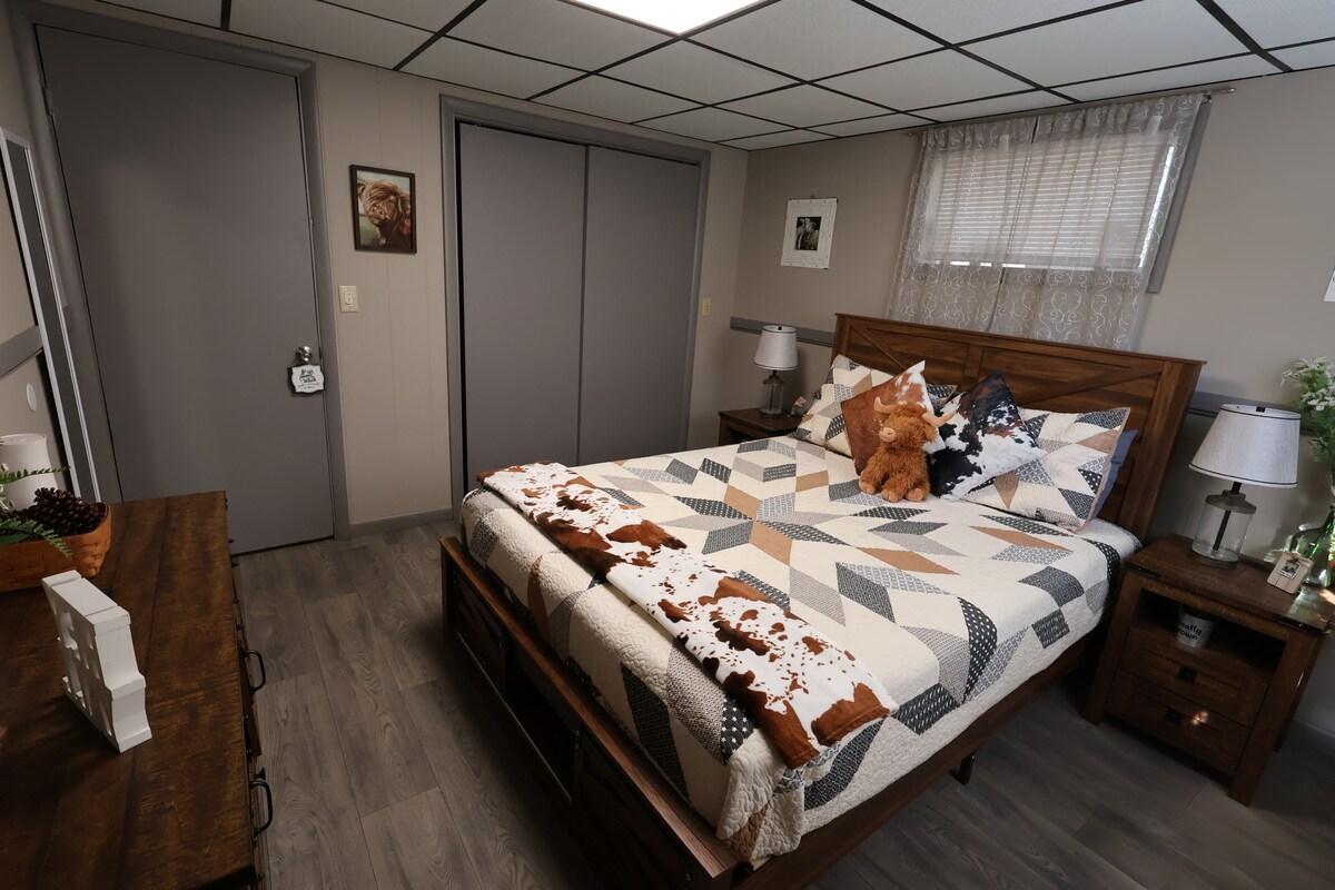 Chumba cha pili cha kulala cha malkia chenye televisheni janja ya Roku ya inchi 55 na mashuka ya starehe