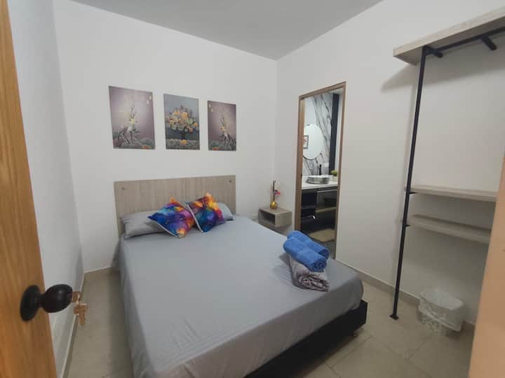 izba s posteľou 140 cm, šatníkom, ventilátorom a vlastnou kúpeľňou