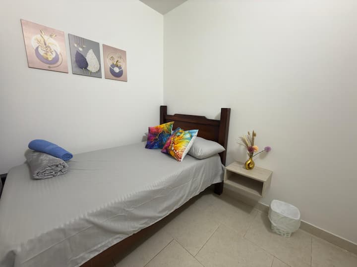 izba s posteľou 120 cm, šatníkom, ventilátorom 