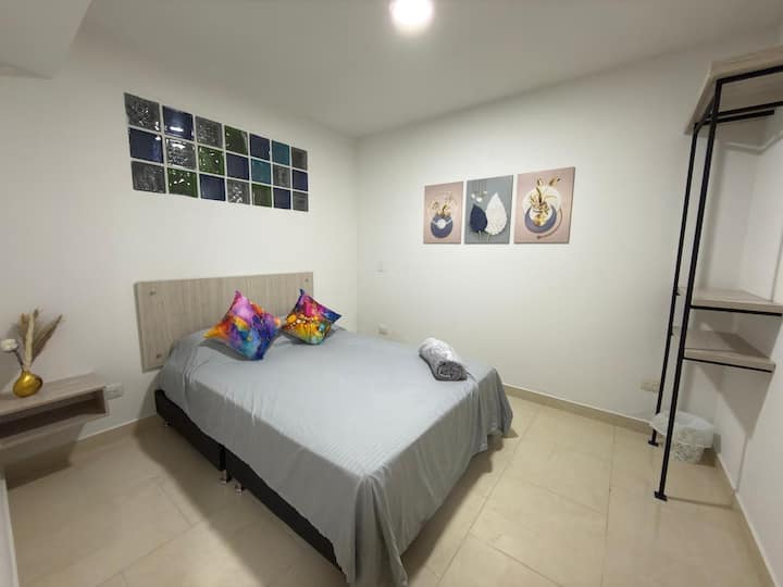 izba s posteľou 140 cm, skriňou a ventilátorom 