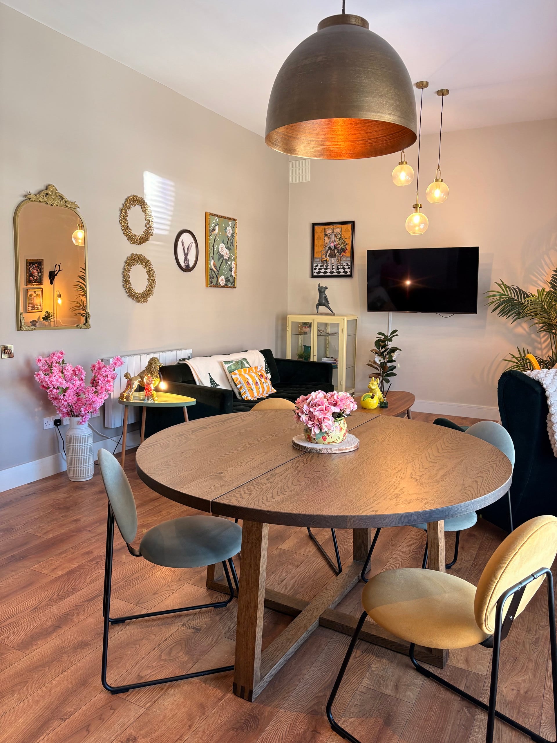 Cozy 2 bedroom Apt in Ashbourne Town.