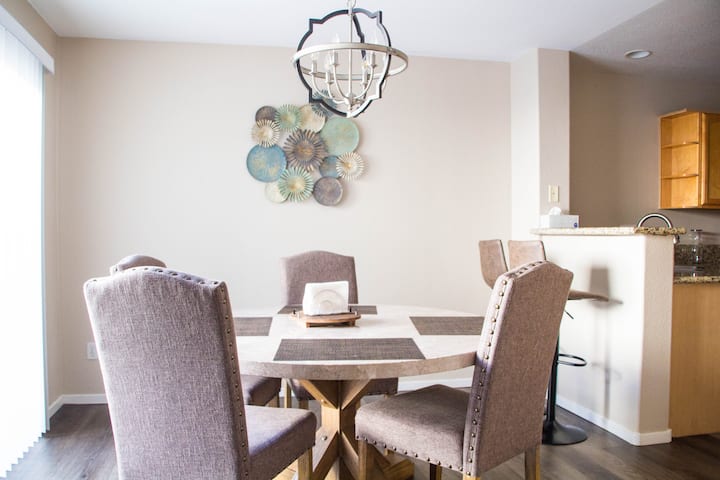 Spacious, Fully Furnished 3bed Henderson Townhome - Henderson, NV