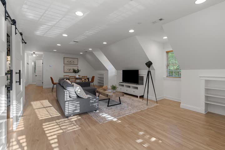 تتحول أريكة غرفة المعيشة بسهولة إلى أريكة نوم - مثالية للمسافرين المنفردين أو الصغار الذين يحتاجون إلى مكان مريح للراحة.