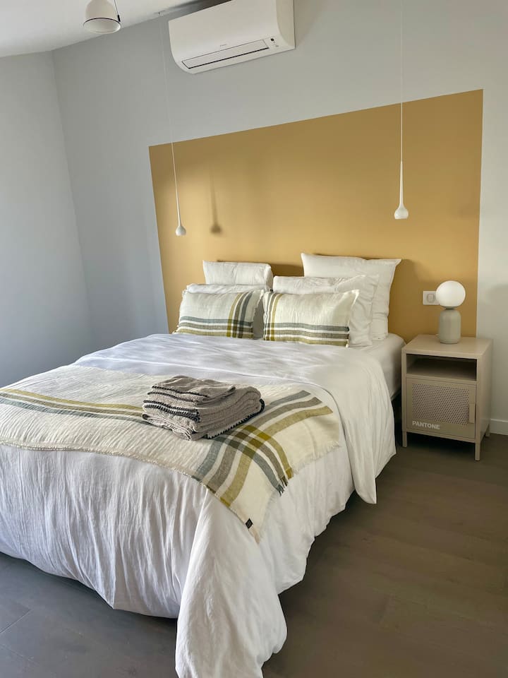 Vitambaa vya kitanda na taulo vinatolewa