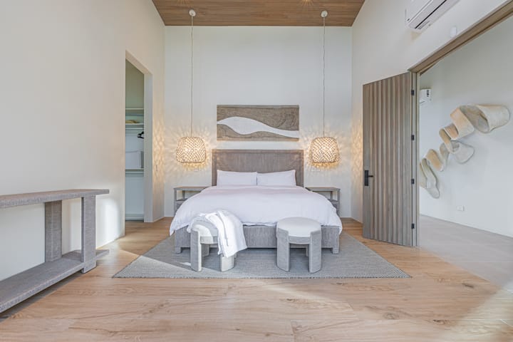 Прибежиште Serene Bedroom
 Смирена и удобна спална соба со топли дрвени детали, меко осветлување и отворен плакар. Дизајнирано како мирно место за одмор, обновување и опуштање во целосна удобност.