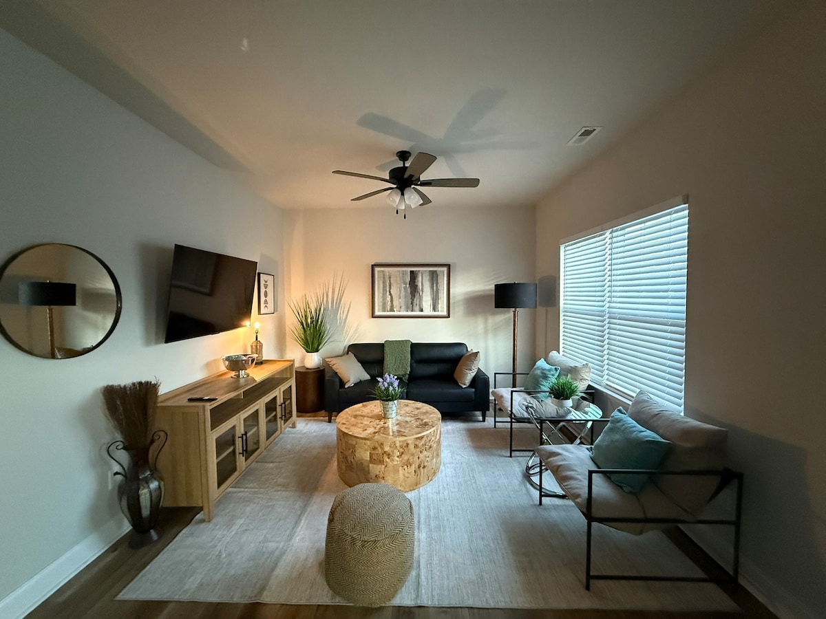 Acogedora sala de estar con muchos asientos y un televisor inteligente de 55”.  Inicia sesión en tus aplicaciones favoritas y mira tus programas.   Atenúa las luces y medita o tal vez lee un libro. 