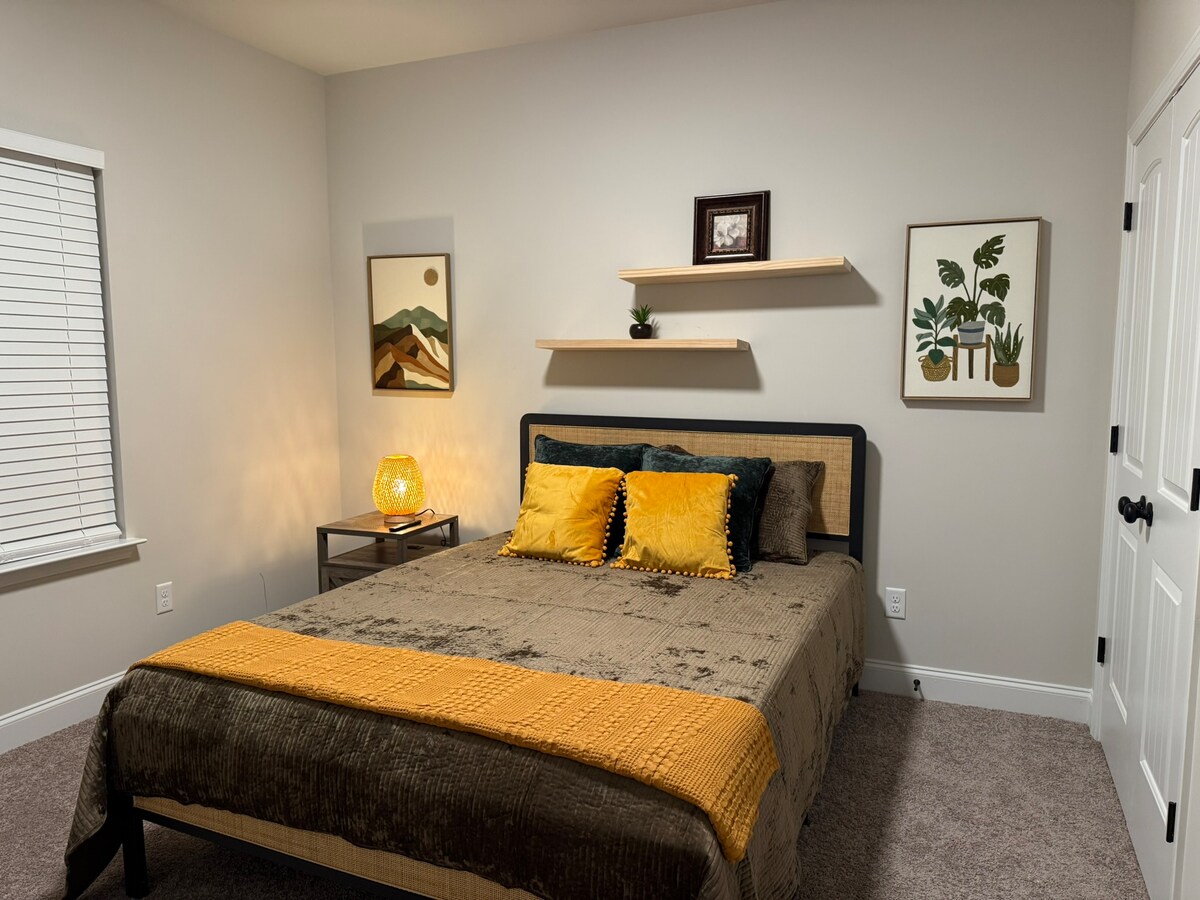 Acogedora habitación con cerradura inteligente digital, baño privado completo con bañera y ducha, cómoda cama tamaño queen, vestidor, televisor inteligente, estación de carga USB y escritorio ergonómico ajustable con silla, perfecto para trabajar o relajarse.