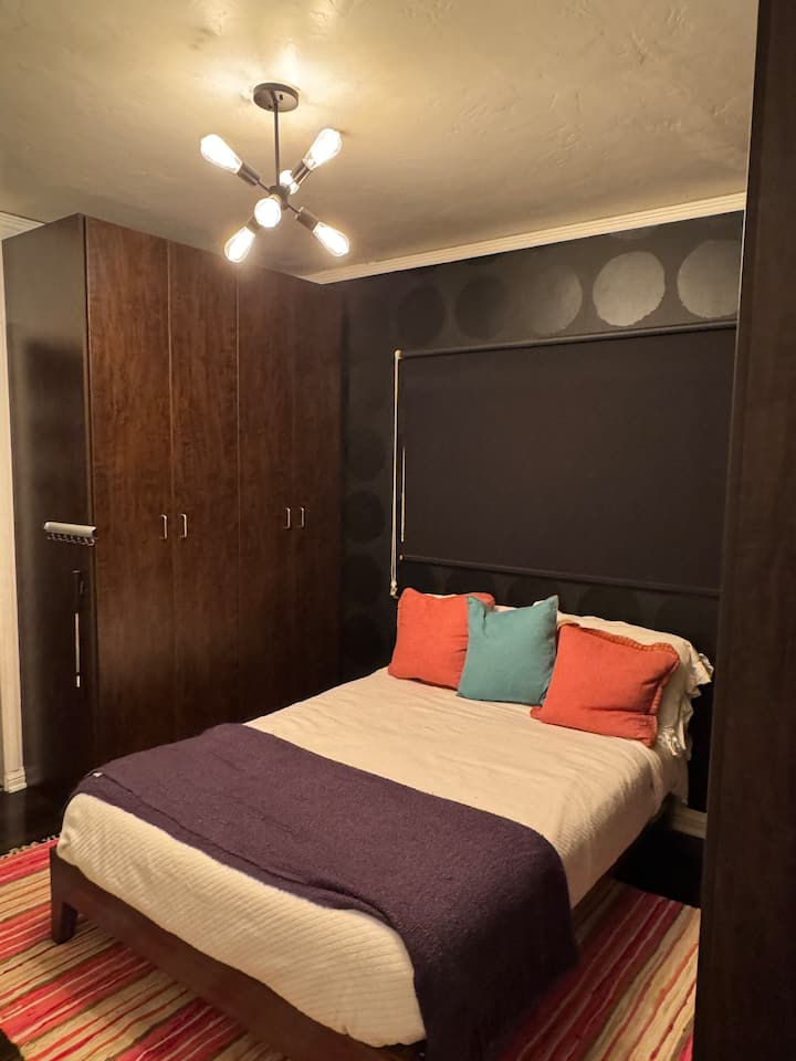 Manželská posteľ s dostatkom priestoru na zavesenie oblečenia do skrine.