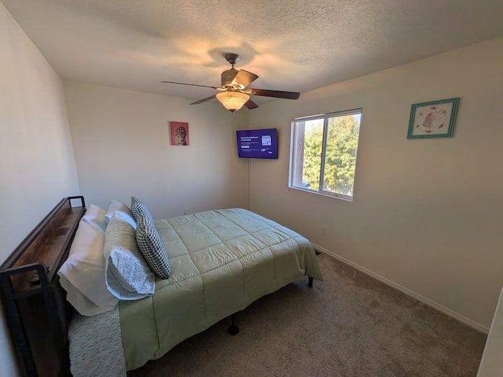 Bedroom 3 with a queen-size bed