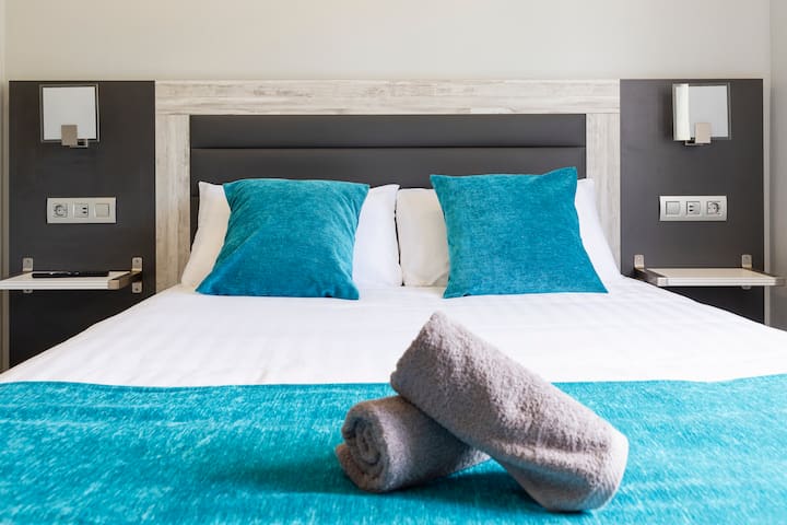 غرفة كبيرة بسرير بحجم كينج وديكور حديث.