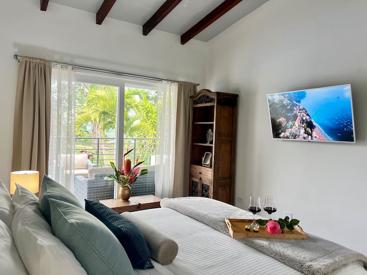 Una habitación de 15 metros cuadrados con acceso directo a la terraza privada con jacuzzi. Smart TV.