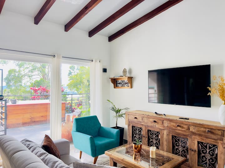 Cómoda sala de estar con televisor inteligente y acceso directo a la terraza privada.