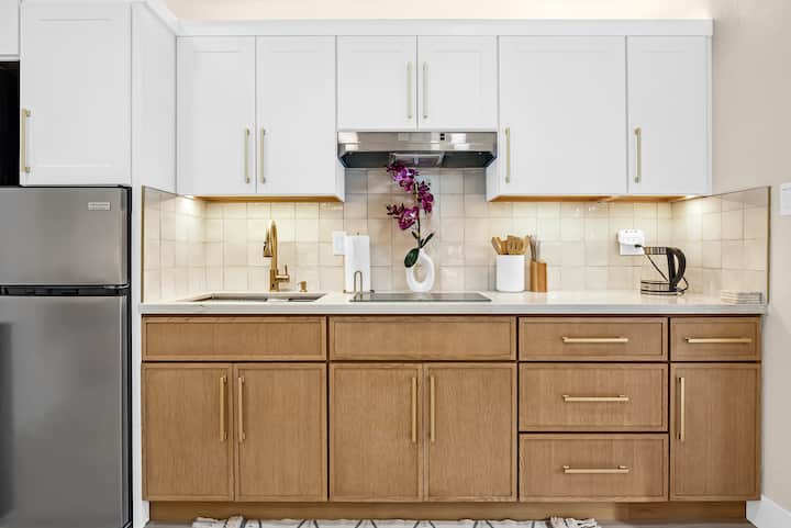 Luxury Modern Studio Retreat With Private Yard - Roseville, CA
